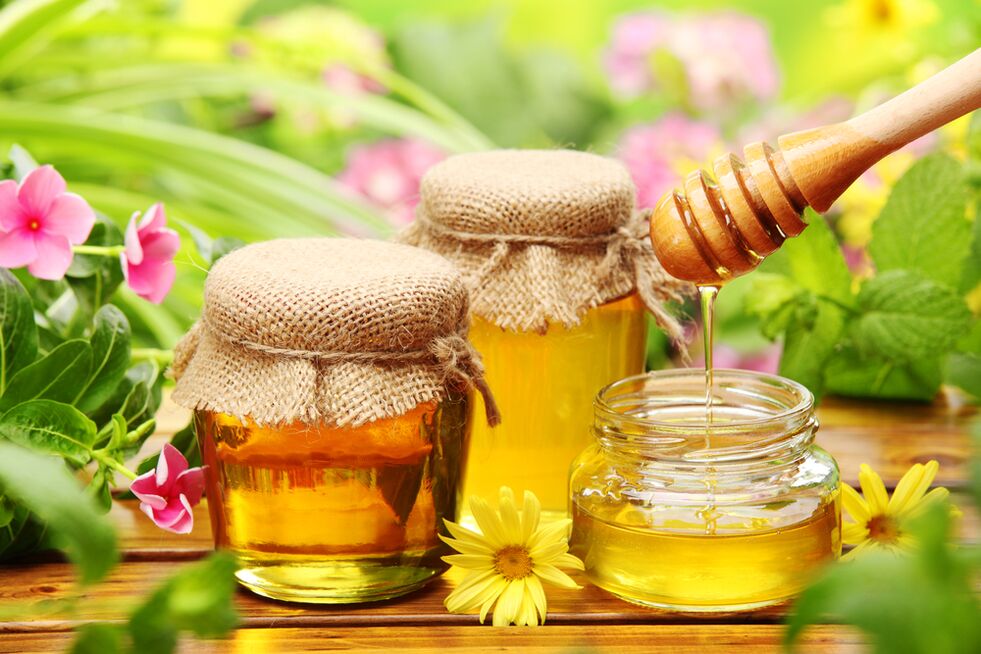 Honig ist ein anthelmintisches Volksheilmittel, das Parasiten bei Erwachsenen und Kindern beseitigt. 