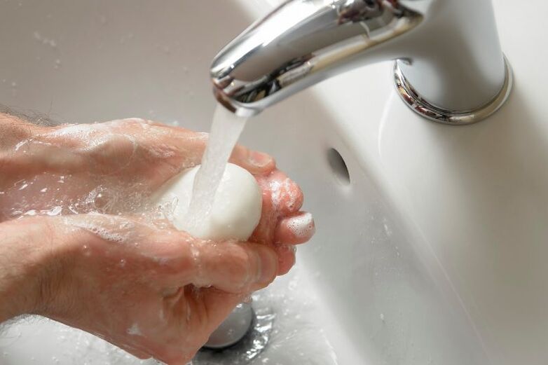Händewaschen mit Seife, um Würmern vorzubeugen