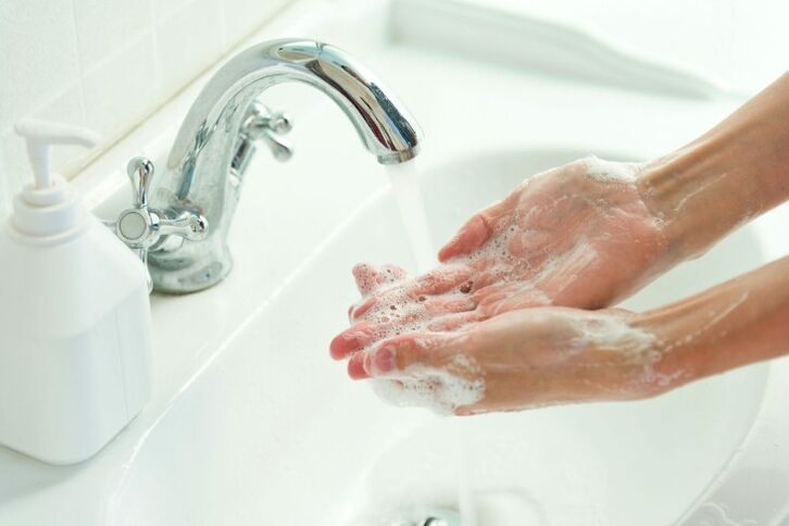 Händewaschen mit Seife, um Würmern vorzubeugen